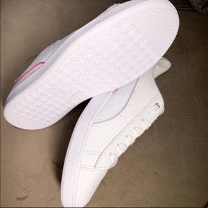 NWOB Puma Vikky V2 Sneakers